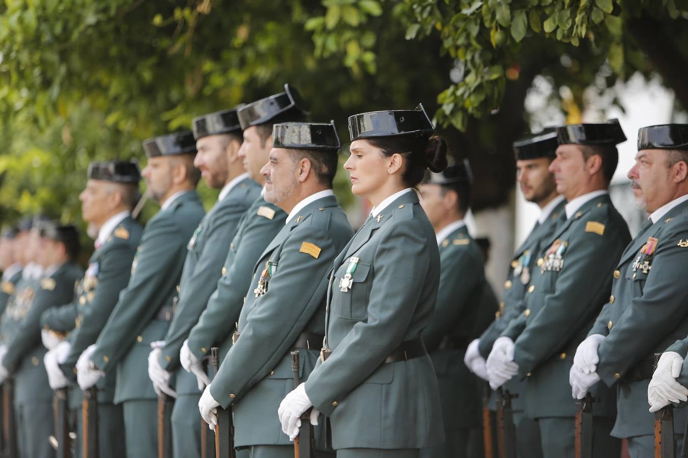 El homenaje a los caídos de la Guardia Civil y el desfile del día de la patrona, en imágenes