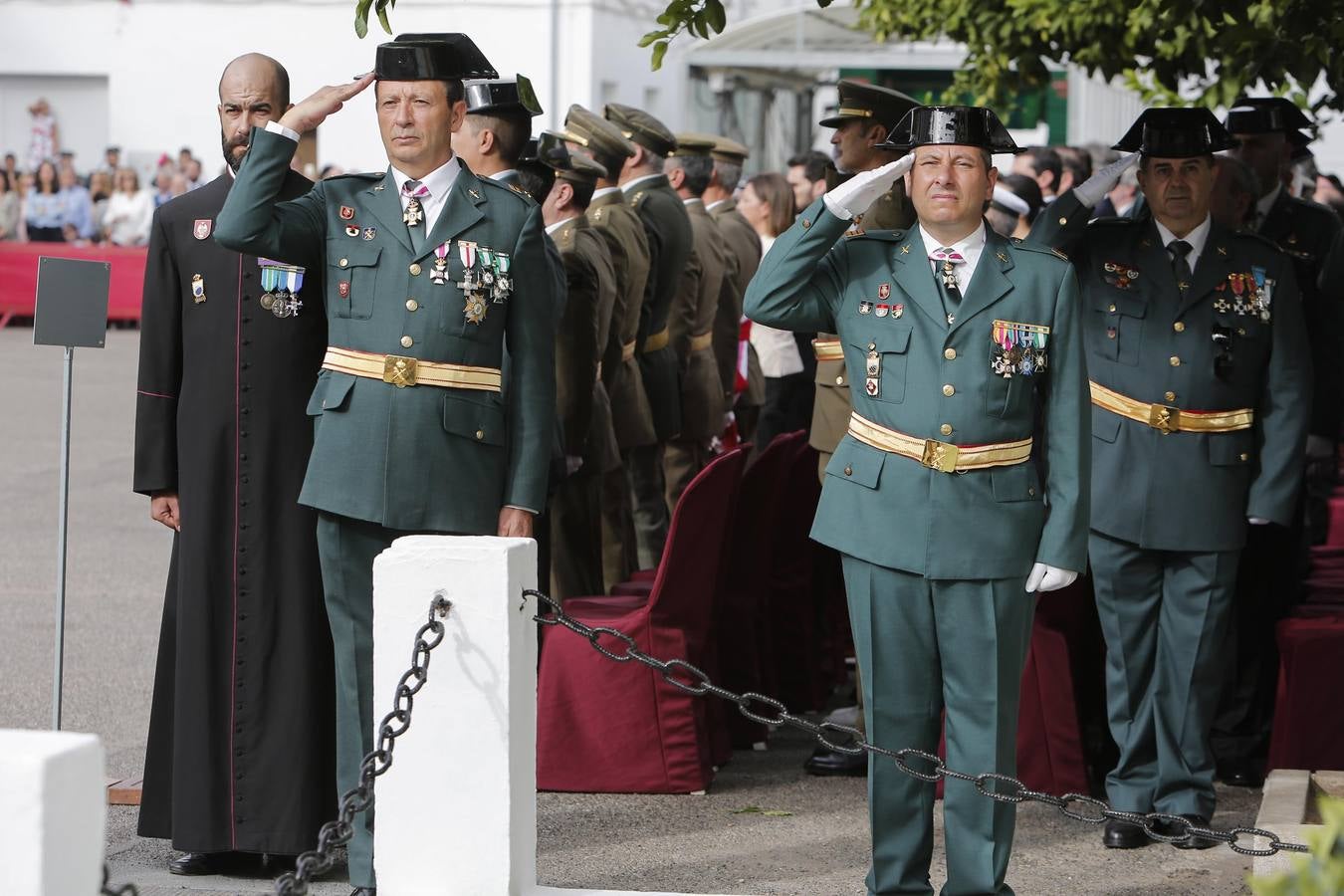 El homenaje a los caídos de la Guardia Civil y el desfile del día de la patrona, en imágenes