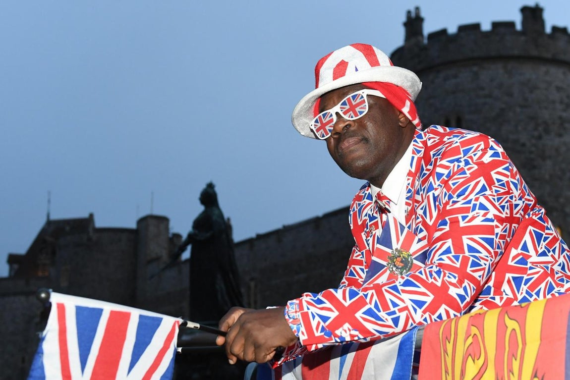 Los primeros curiosos comienzan a inundar las calles de Londres para ser testigos del gran enlace real. 