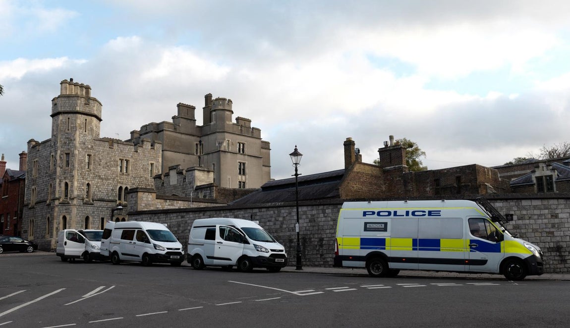 Los primeros curiosos comienzan a inundar las calles de Londres para ser testigos del gran enlace real. 