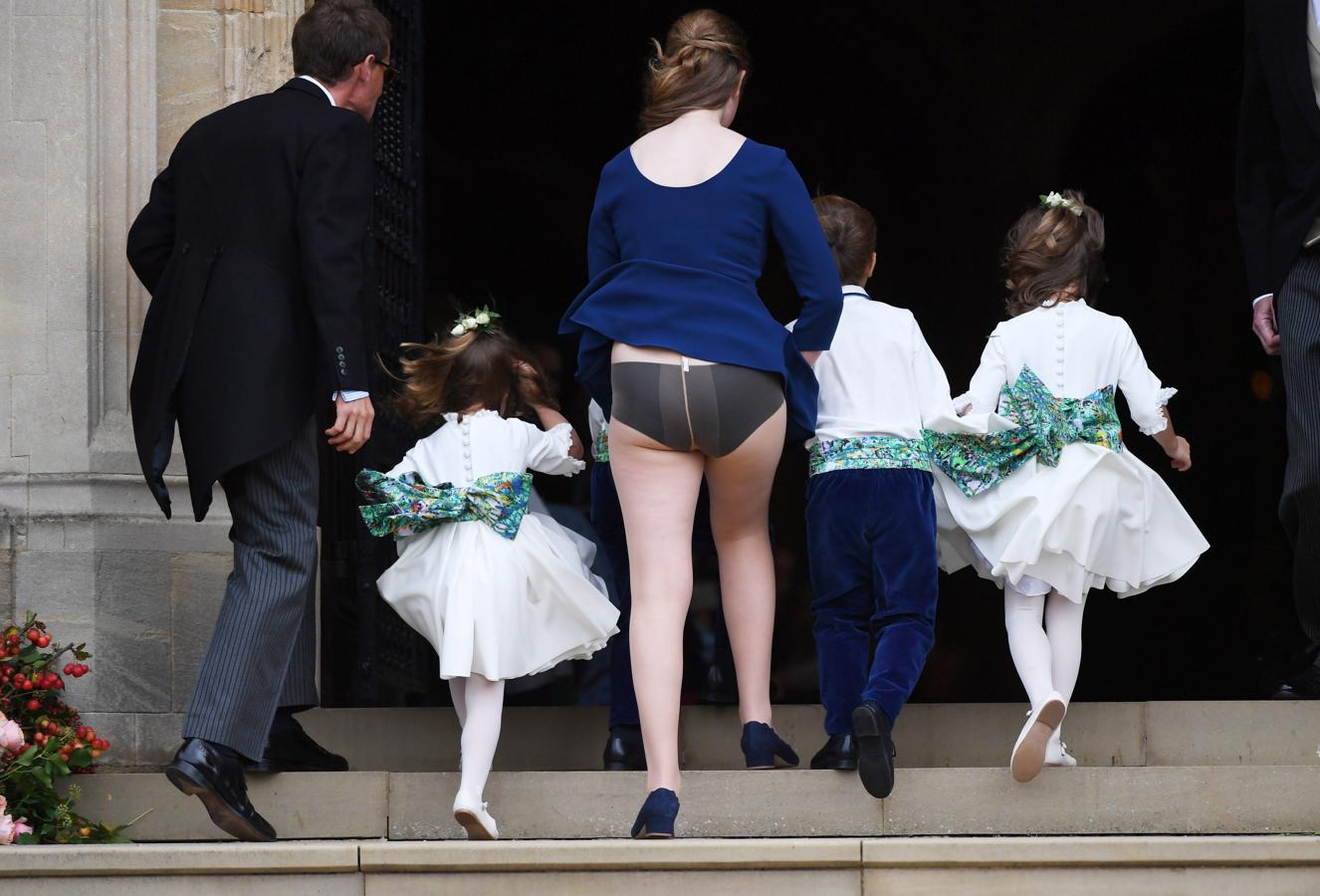 Tocados volando y faldas a lo loco: el viento ridiculiza el desfile de los invitados en la boda de Eugenia de York