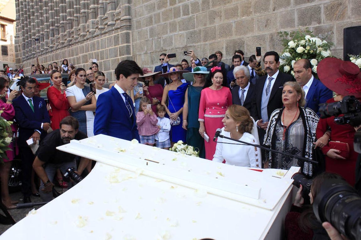 La cantante María Toledo y el torero Esaú Fernández se dan el «sí, quiero»