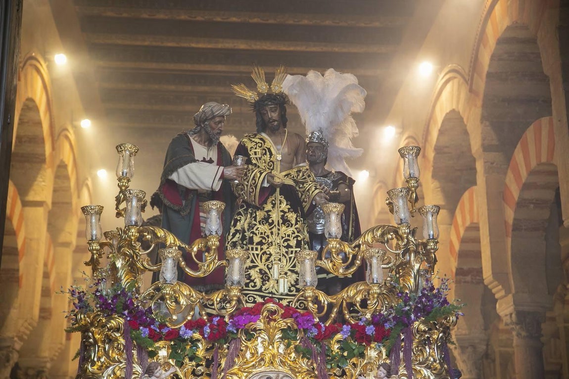 La procesión extraordinaria del Señor de la Humildad y Paciencia, en imágenes