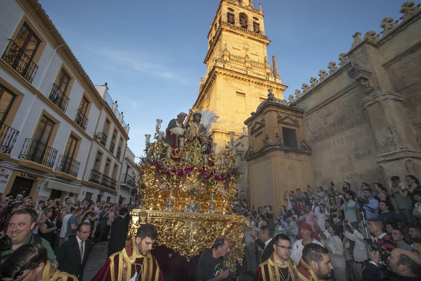 La procesión extraordinaria del Señor de la Humildad y Paciencia, en imágenes