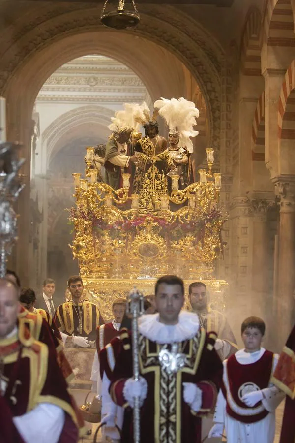 La procesión extraordinaria del Señor de la Humildad y Paciencia, en imágenes