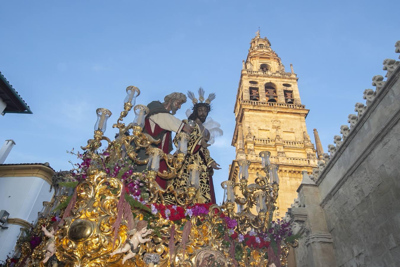 La procesión extraordinaria del Señor de la Humildad y Paciencia, en imágenes