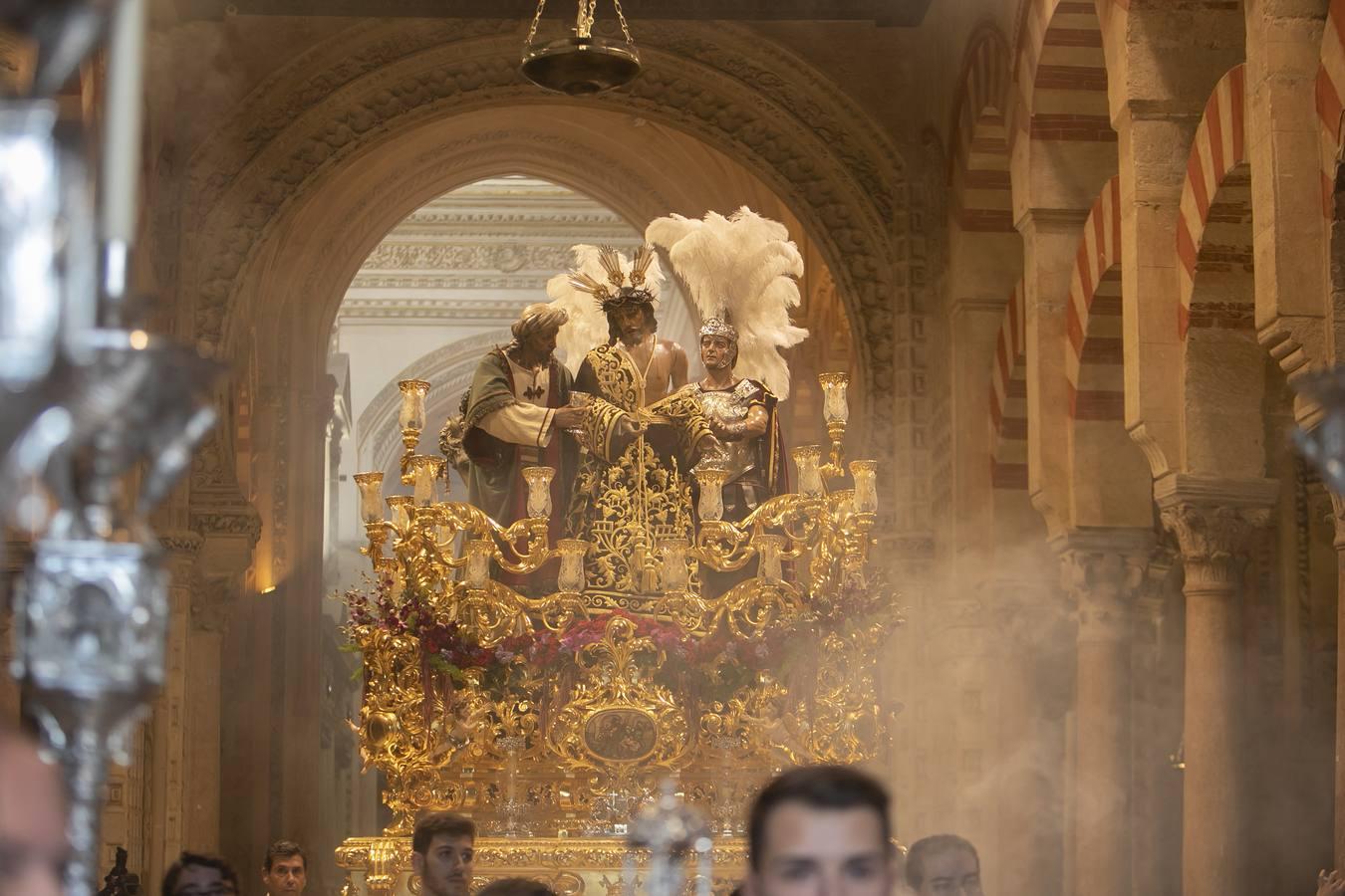 La procesión extraordinaria del Señor de la Humildad y Paciencia, en imágenes