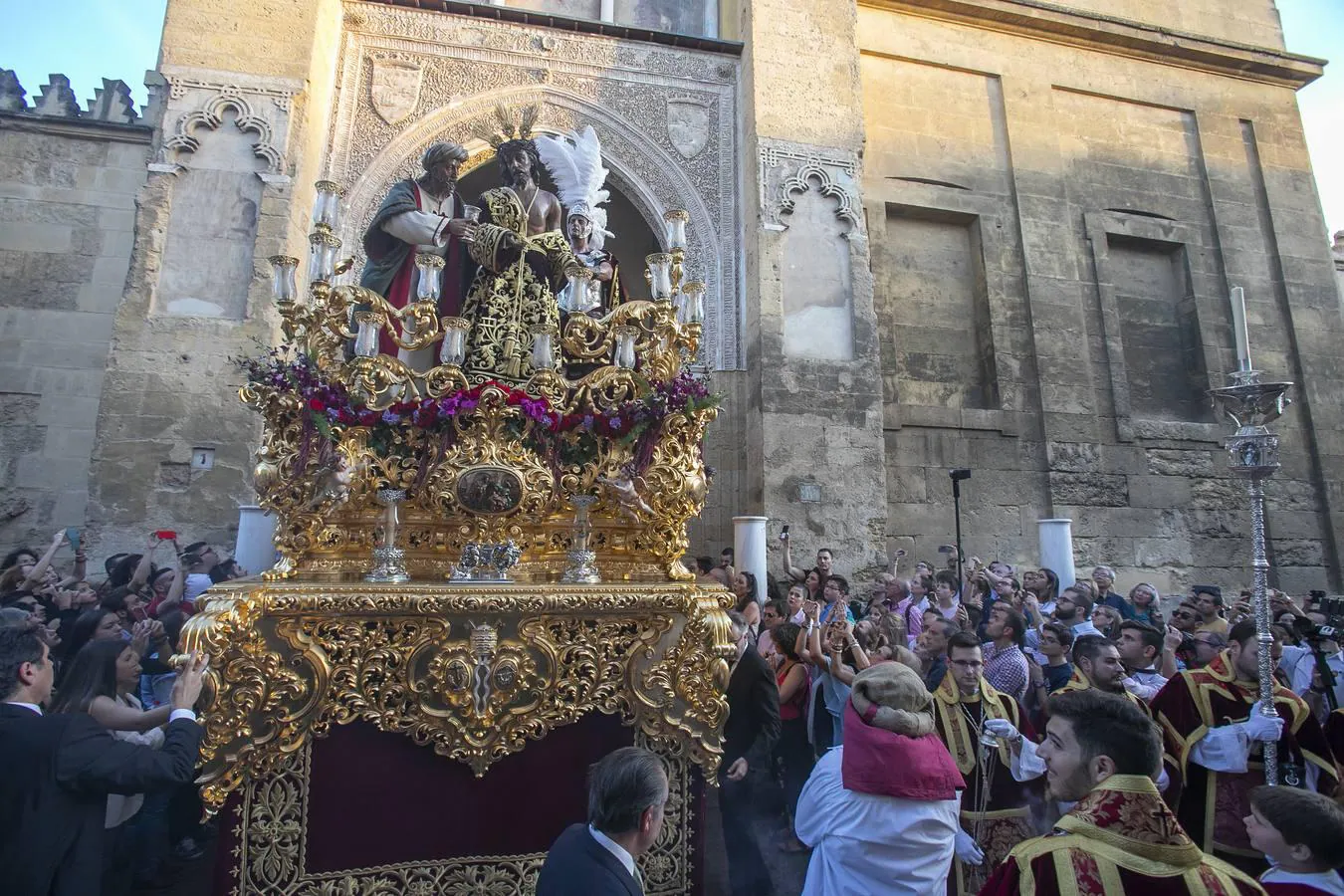 La procesión extraordinaria del Señor de la Humildad y Paciencia, en imágenes