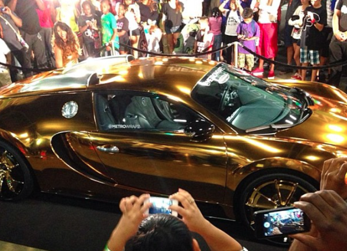 Bugati Veyron. En concreto, a su Bugati Veyron. El coche, que cuesta más de un millón de euros está valorado tras los cambios del artista en unos 2,5 millones