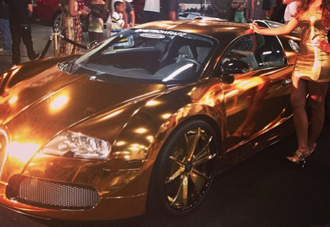 Bugati Veyron dorado de Flo Rida. Al rapero Flo Rida, ultraconocido por temas como Whistle, también le gustan las excentricidades, que ha trasladado a sus coches.