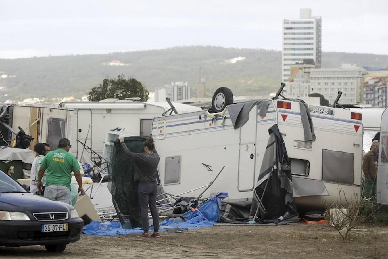 Los destrozos que el huracán Leslie ha dejado en varios lugares de Portugal. 
