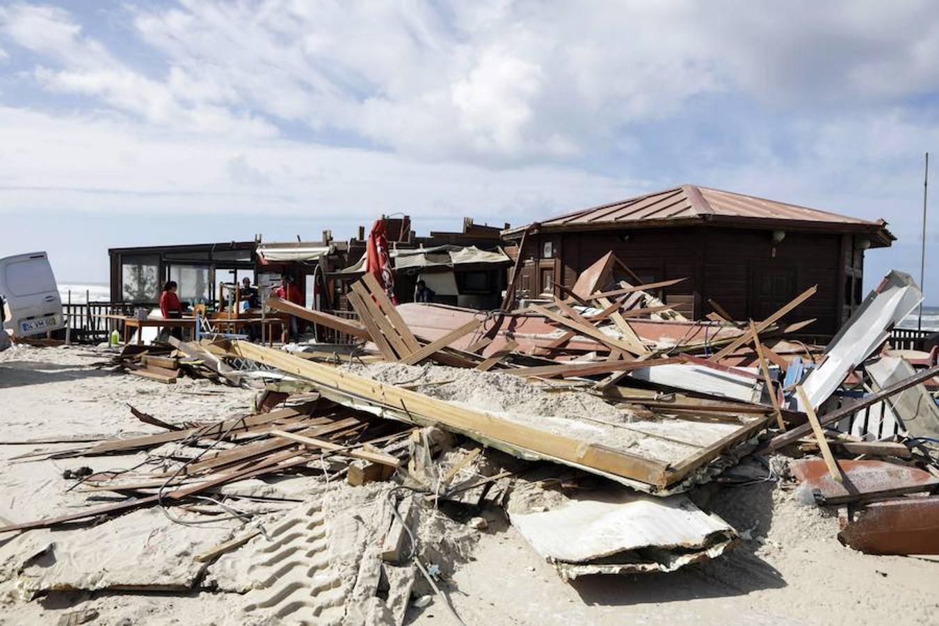 Los destrozos que el huracán Leslie ha dejado en varios lugares de Portugal. 