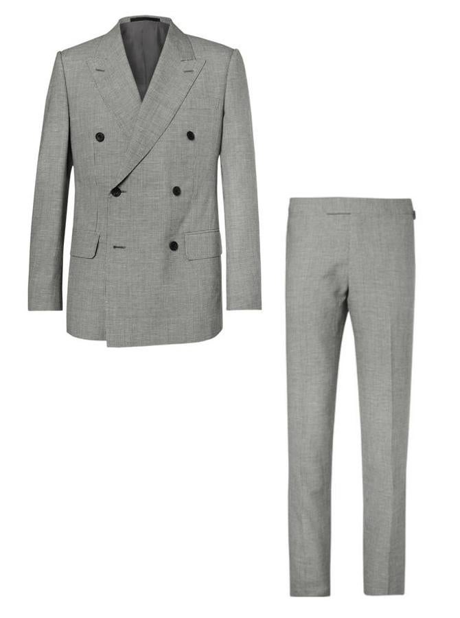 Traje de Kingsman. Una de las marcas que más apuestas por los trajes cruzados de siluetas clásicas firma este modelo elegante y sofisticado que está completamente forrado en satén. Precio: 2240 euros.