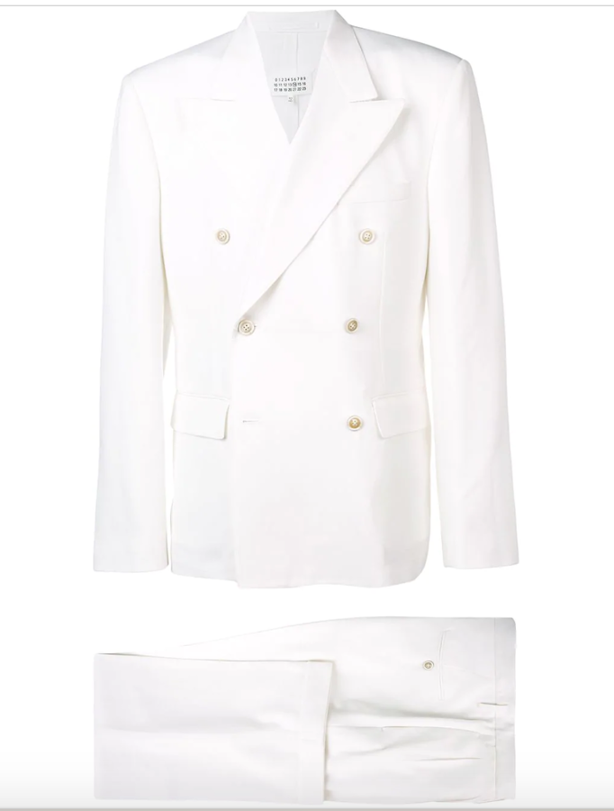 Traje de Maison Margiela. La casa italiana firma este atrevido diseño de traje cruzado de corte recto en lana blanca con solapas de pico, puños con botón y ribete en la parte delantera entre otros detalles. Precio: 4825 euros.