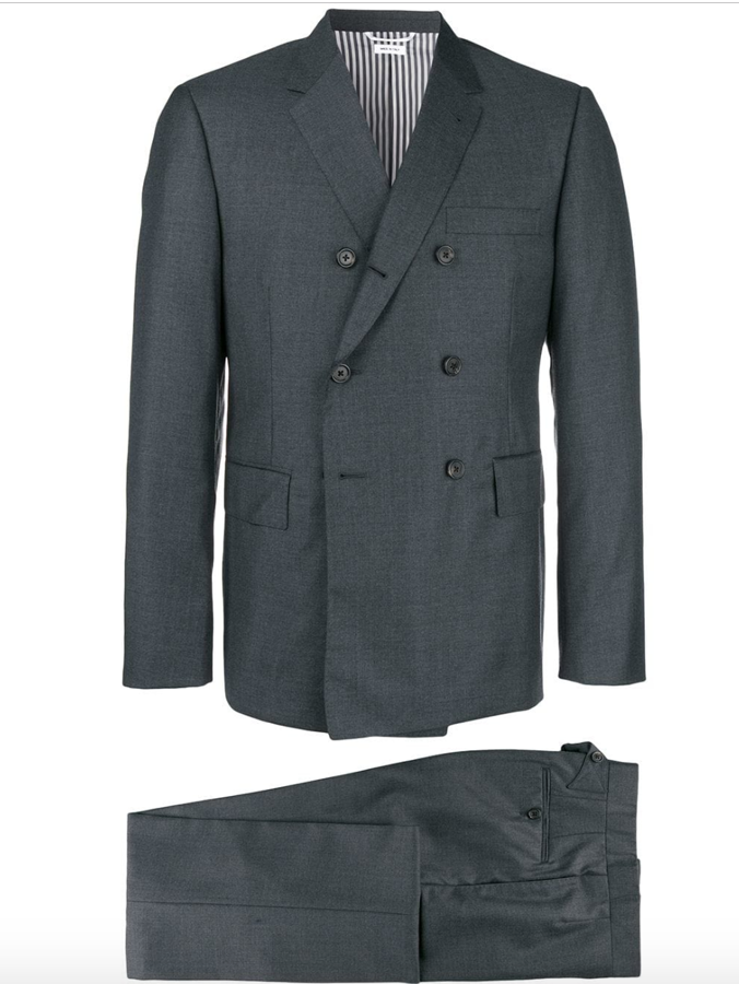 Traje de Thom Browne. Una de las firmas que más personalidad imprime a sus trajes es Thom Browne, como se puede apreciar en este modelo realizado en lana de color gris oscuro fabricado en Italia. Precio: 2910 euros.
