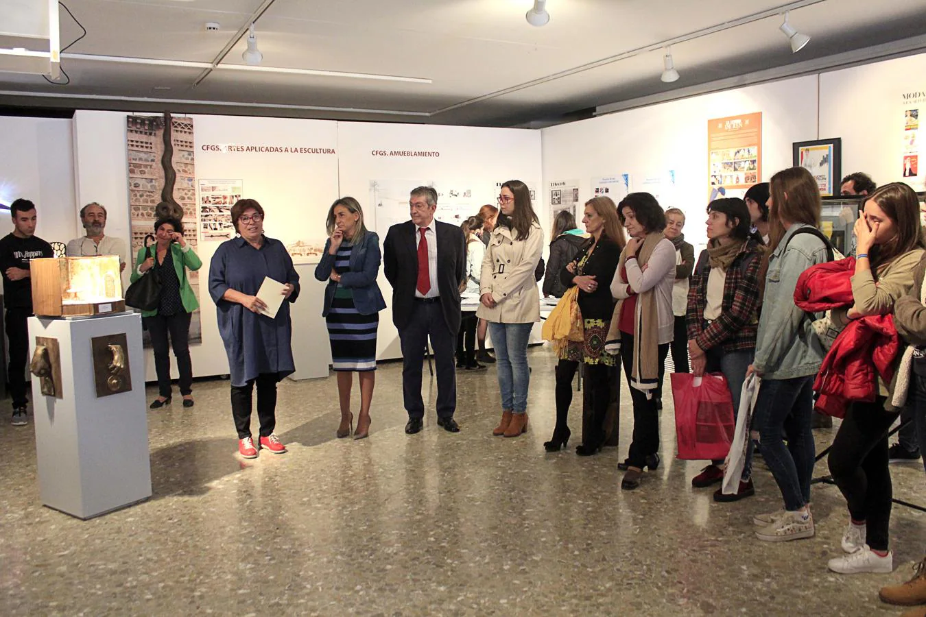 La alcaldesa de Toledo, Milagros Tolón, ha inaugurado este jueves la muestra en la que se exponen los proyectos finales de los alumnos que han cursado en la Escuela de Arte ciclos formativos de grado medio y superior en artes plásticas y diseño. 