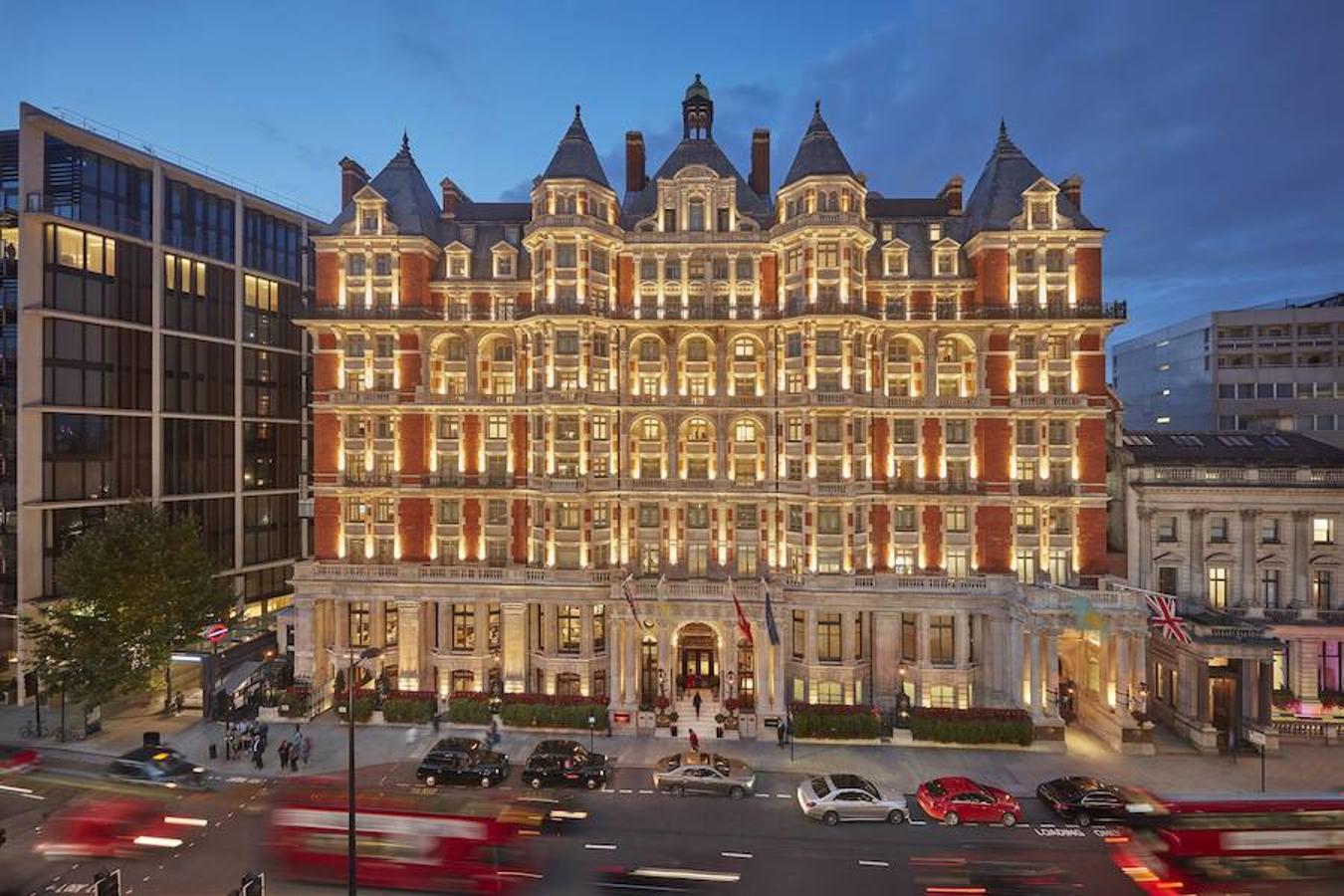 Fachada del Mandarin Oriental de Hyde Park. Con el bullicioso Knightsbridge y Harrods a sus puertas y el frondoso Hyde Park en la parte trasera, Mandarin Oriental Hyde Park es la dirección más prestigiosa de Londres