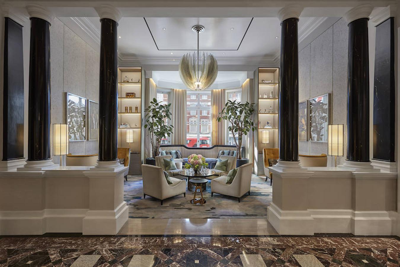 La diseñadora internacional Joyce Wang transformó el Lobby Lounge y el área de recepción. Con el bullicioso Knightsbridge y Harrods a sus puertas y el frondoso Hyde Park en la parte trasera, Mandarin Oriental Hyde Park es la dirección más prestigiosa de Londres