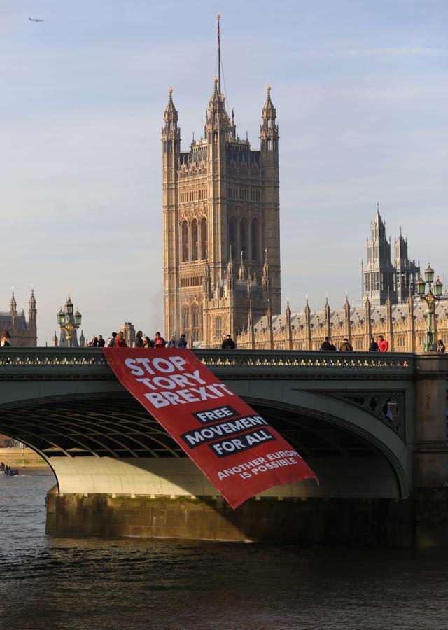 Pancarta desplegada en el Puente de Westminster de Londres. 