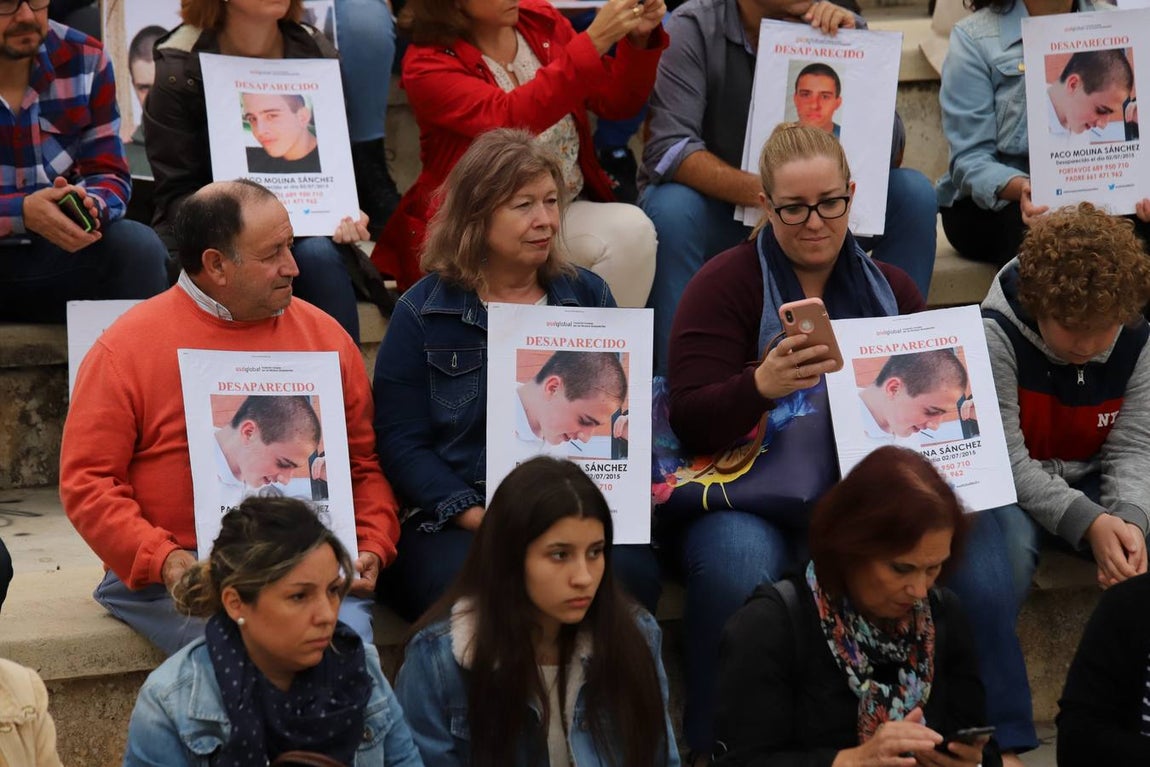 La concentración por el desaparecido Paco Molina, en imágenes