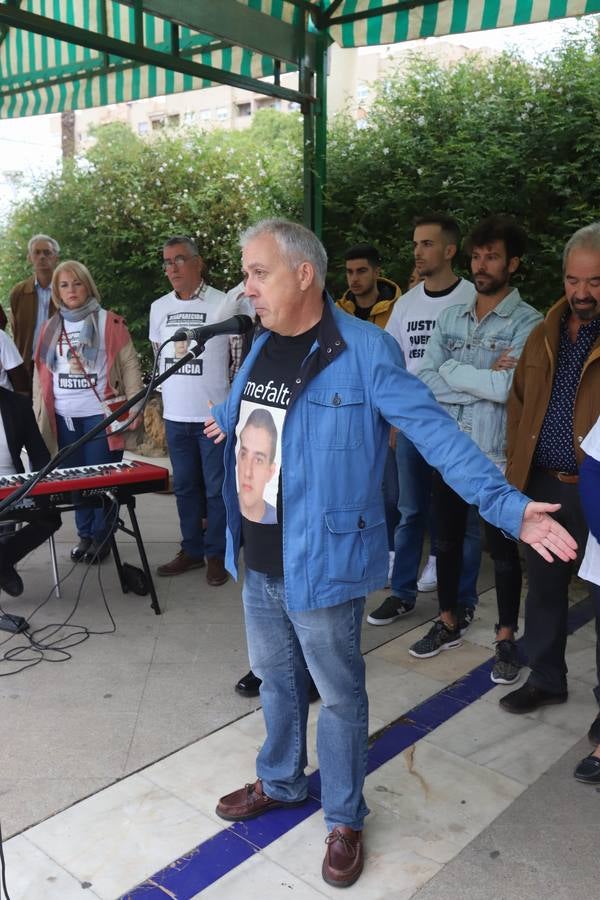 La concentración por el desaparecido Paco Molina, en imágenes