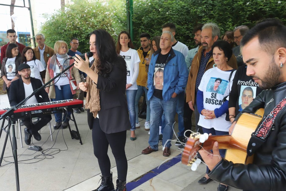 La concentración por el desaparecido Paco Molina, en imágenes