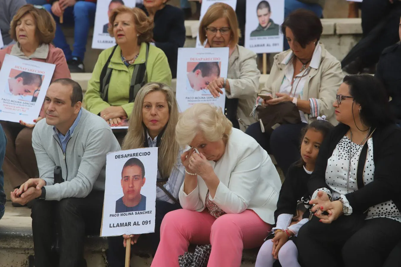 La concentración por el desaparecido Paco Molina, en imágenes