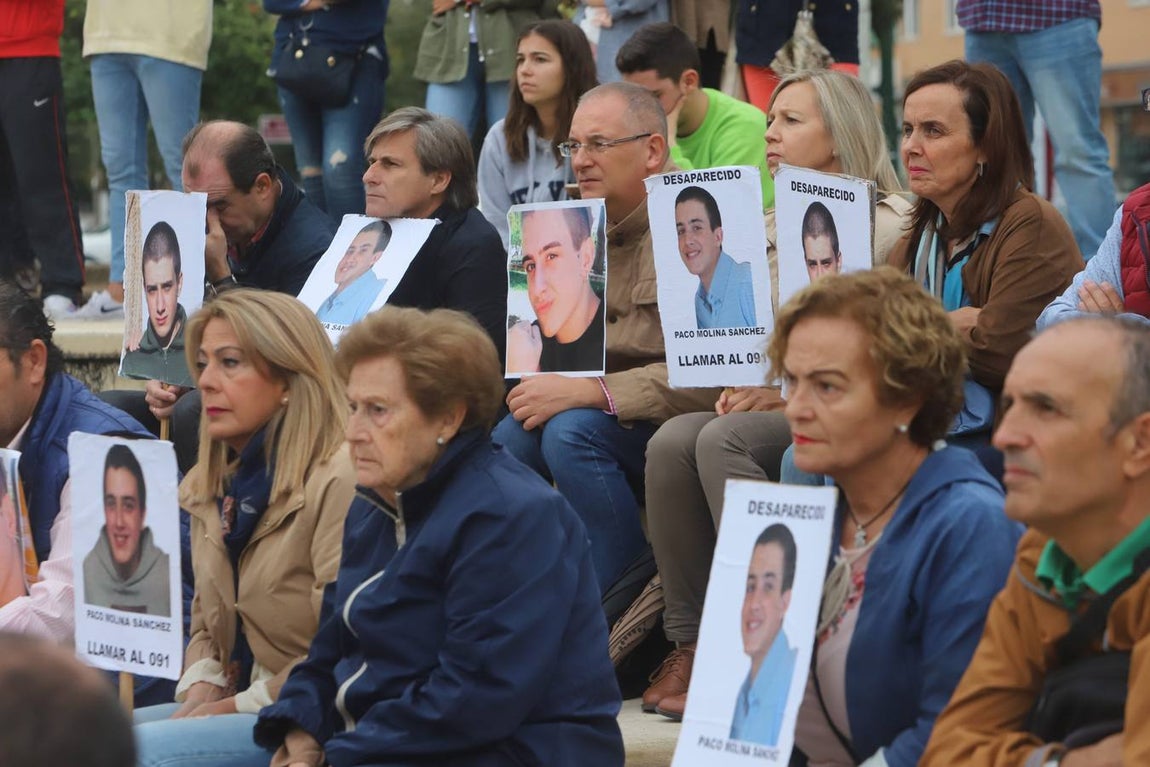 La concentración por el desaparecido Paco Molina, en imágenes