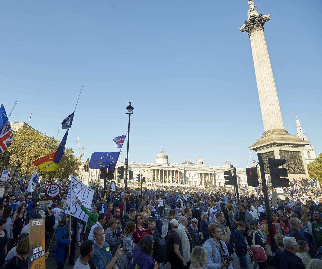 Miles de personas se congregan en Trafalgar Square para protestar contra el Brexit. 