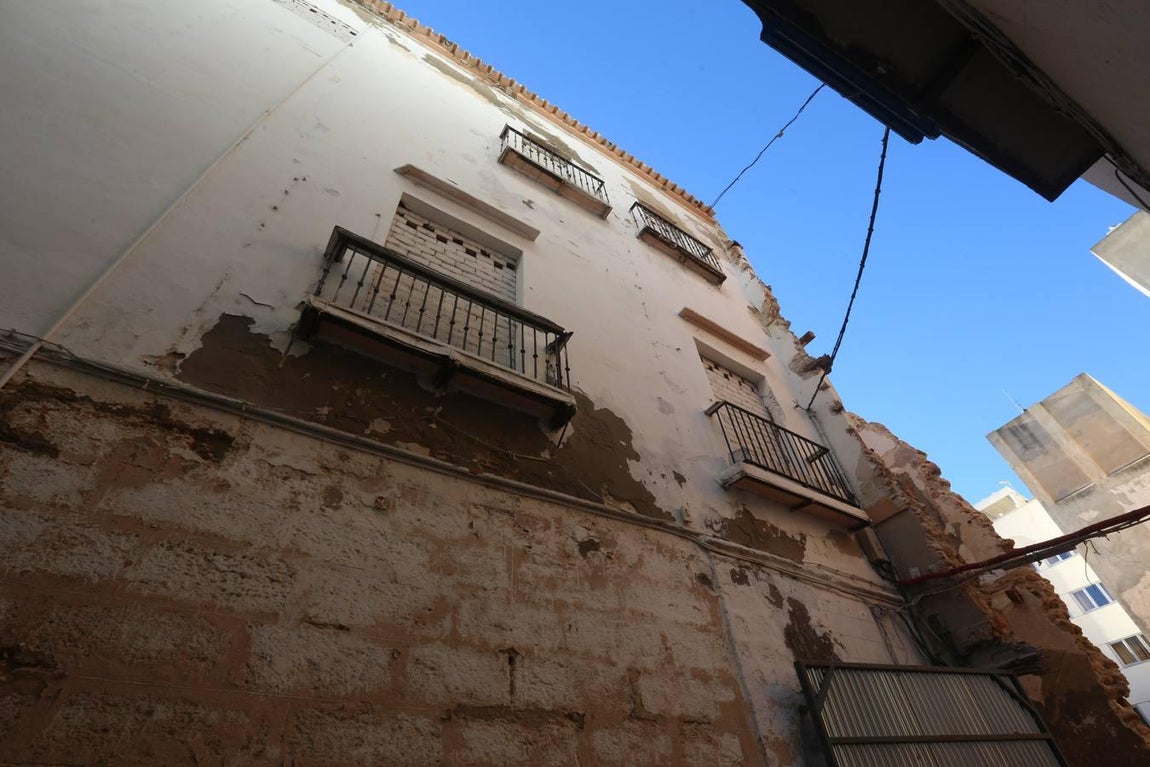 FOTOS: Un recorrido por las fincas de infravivienda en Cádiz