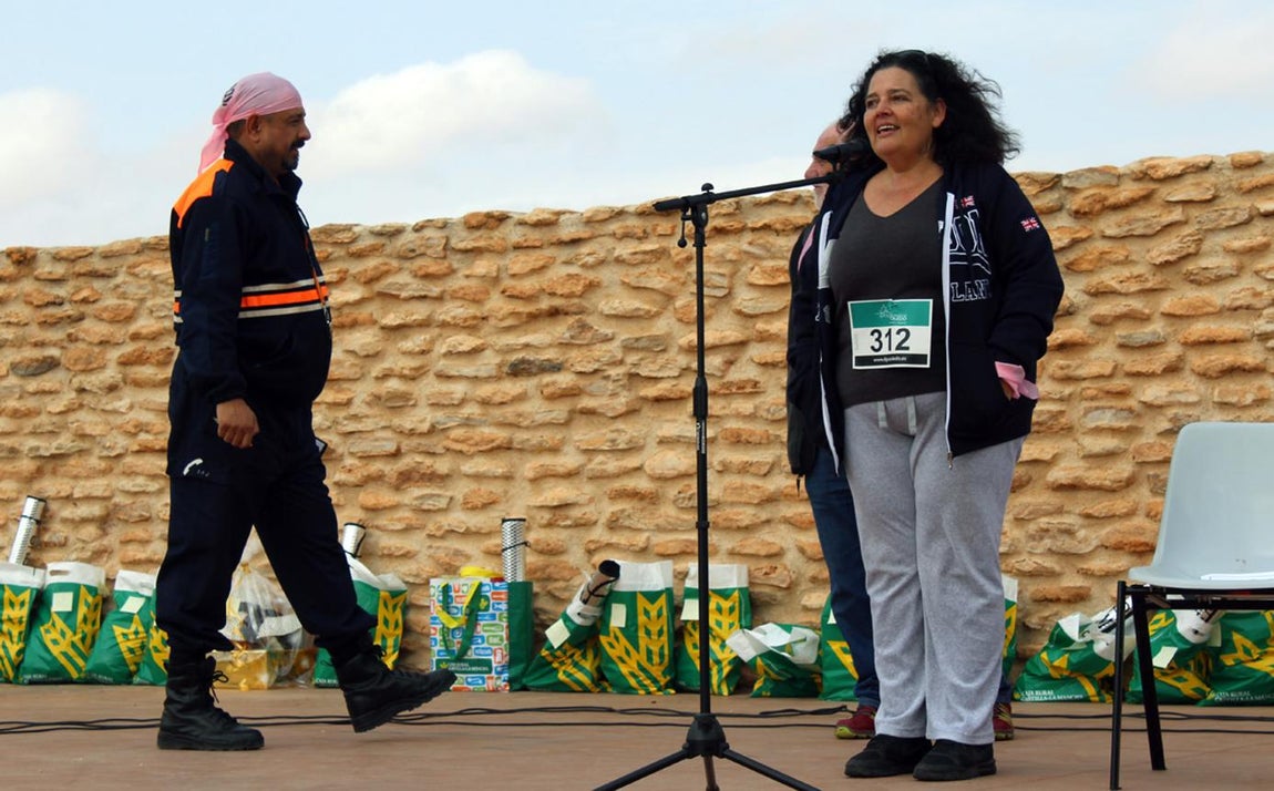 Más de 400 personas participan en Camuñas en la marcha «Camina en rosa»