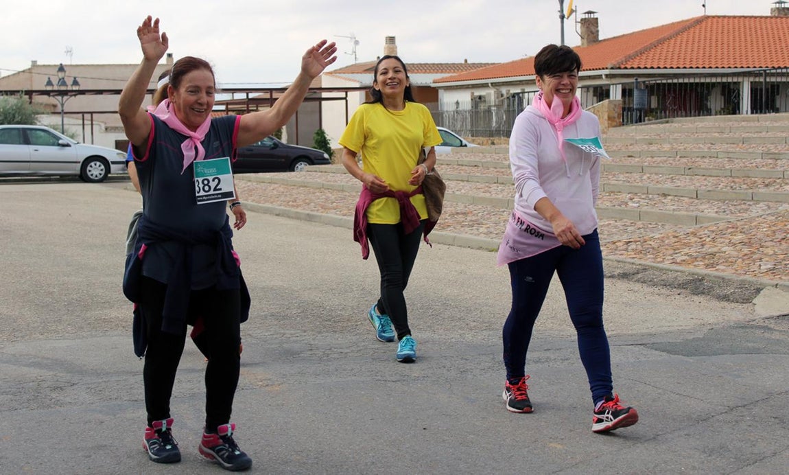 Más de 400 personas participan en Camuñas en la marcha «Camina en rosa»