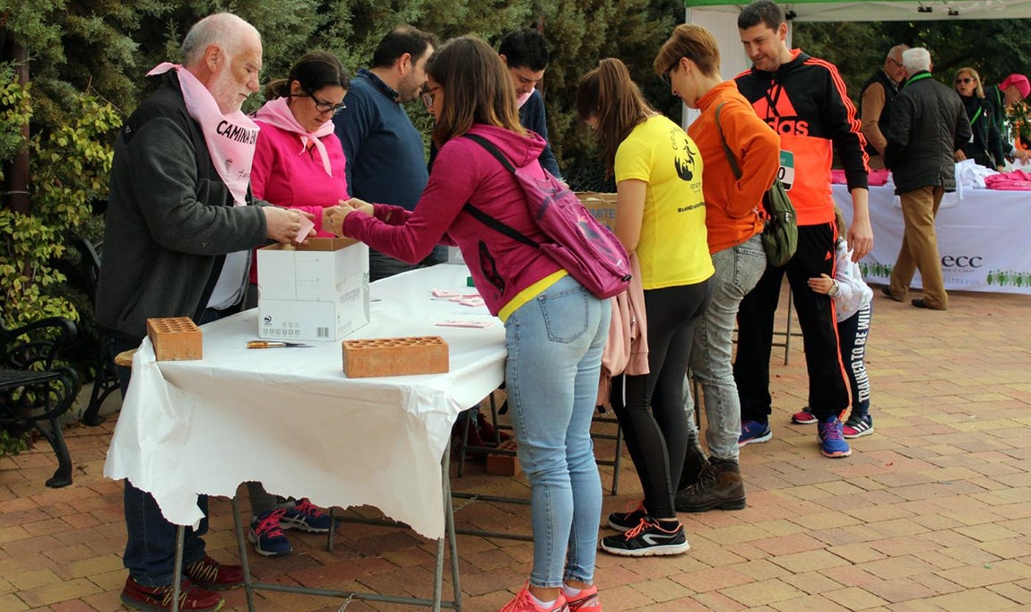 Más de 400 personas participan en Camuñas en la marcha «Camina en rosa»