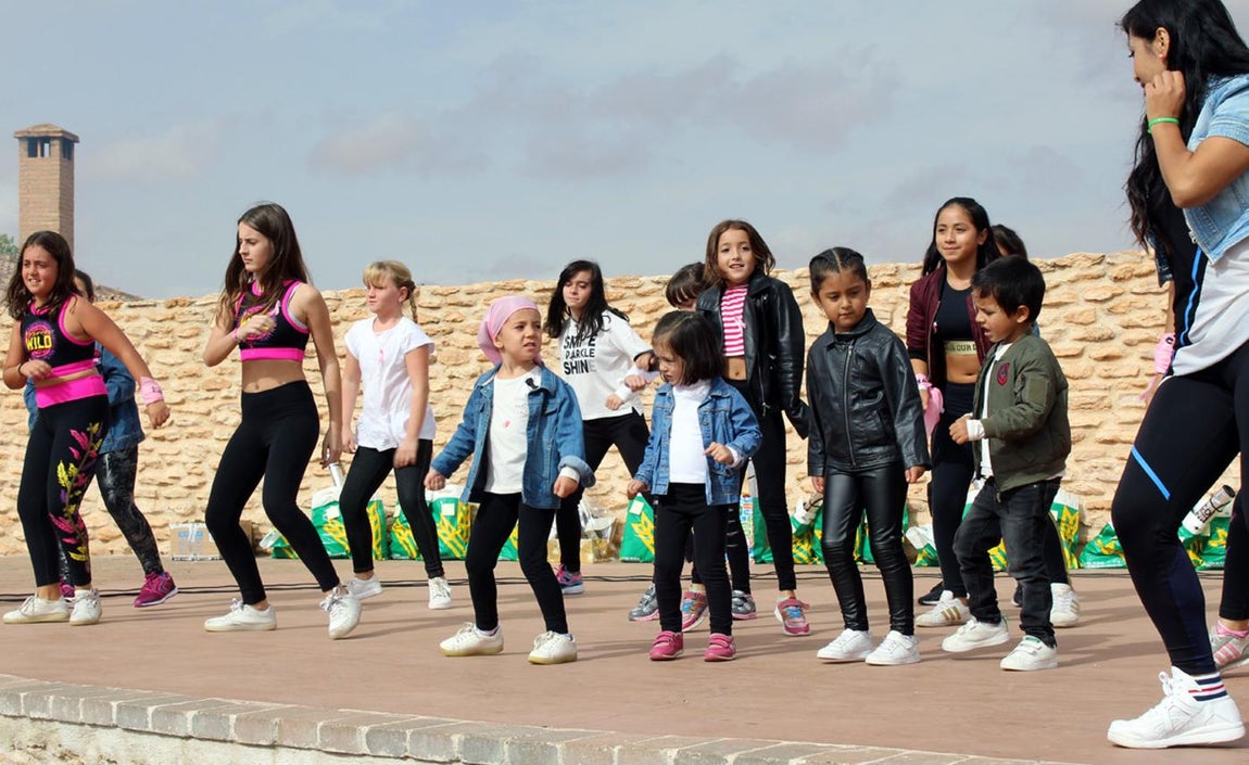 Más de 400 personas participan en Camuñas en la marcha «Camina en rosa»