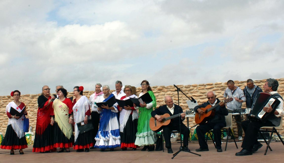 Más de 400 personas participan en Camuñas en la marcha «Camina en rosa»