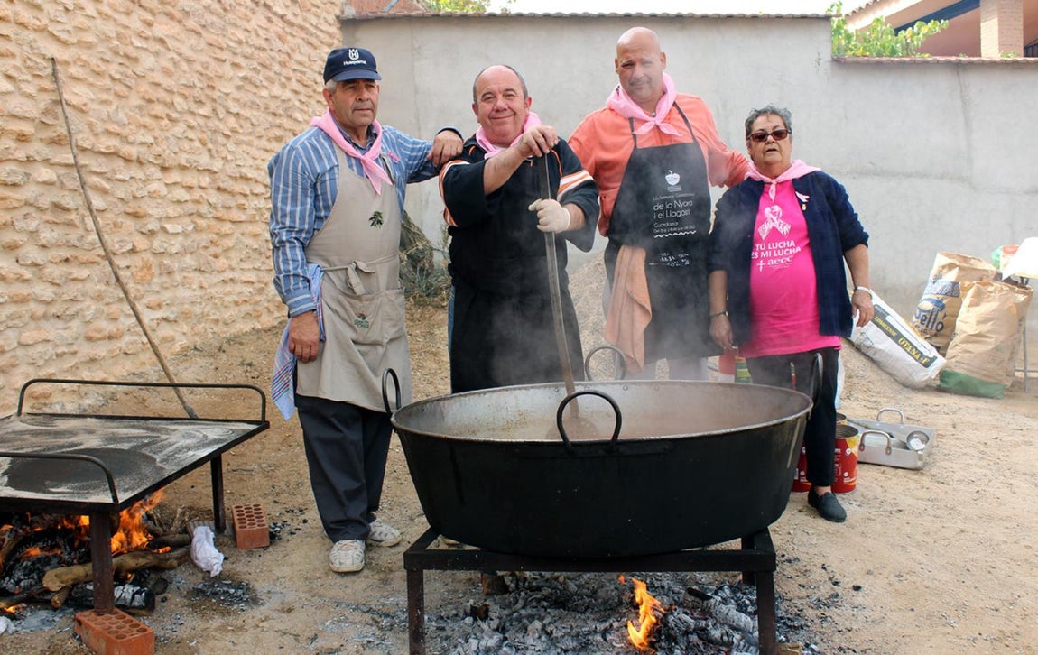 Más de 400 personas participan en Camuñas en la marcha «Camina en rosa»