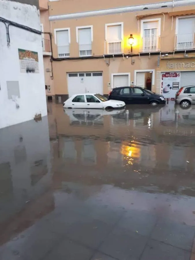 Calles y viviendas se han visto inundadas en Morón de la Frontera
