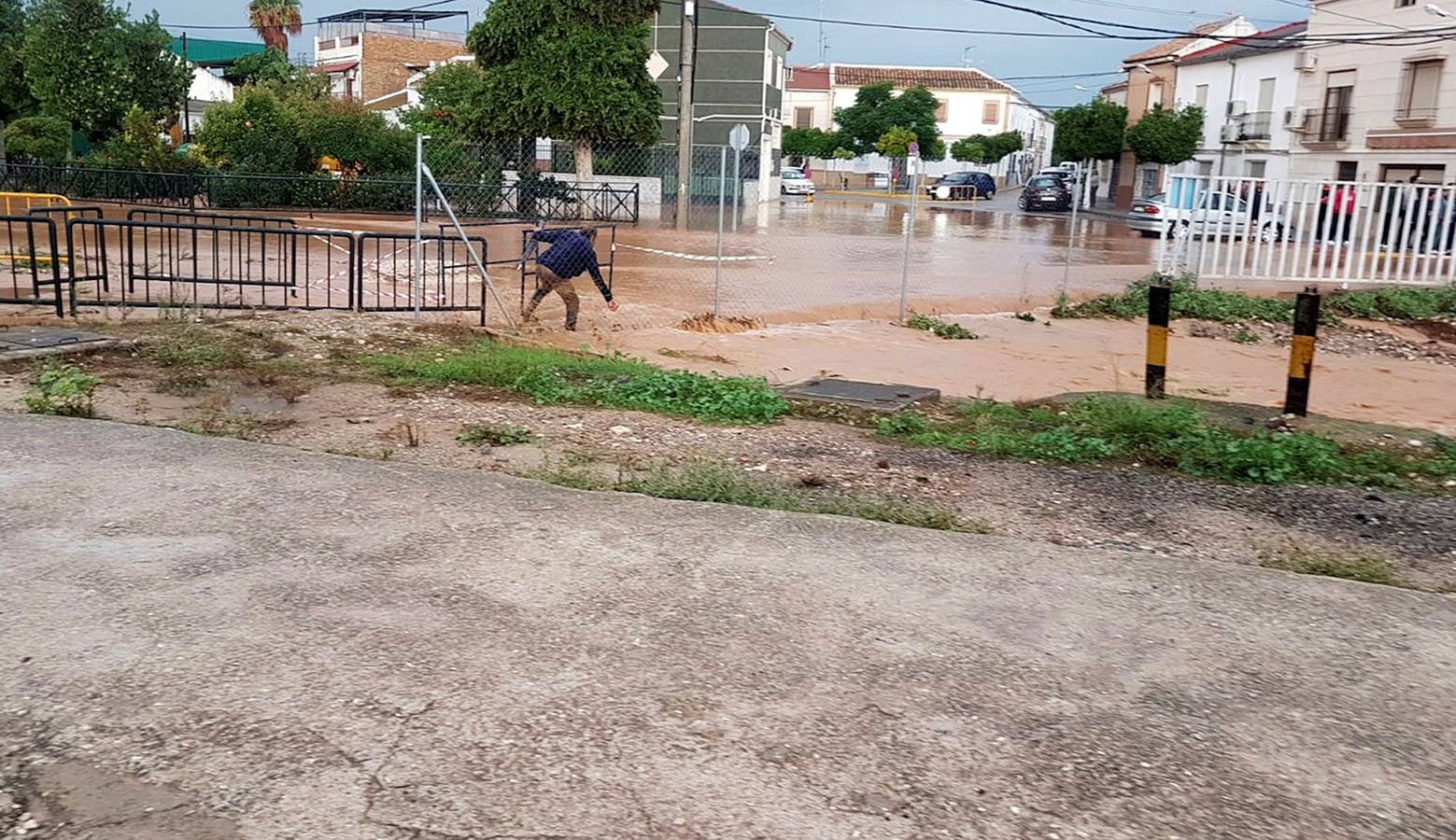 Una de las viviendas afectadas en La Roda de Andalucía (Sevilla) por las fuertes lluvias de la pasada madrugada, donde han sido evacuados varios vecinos por la crecida del río Yeguas