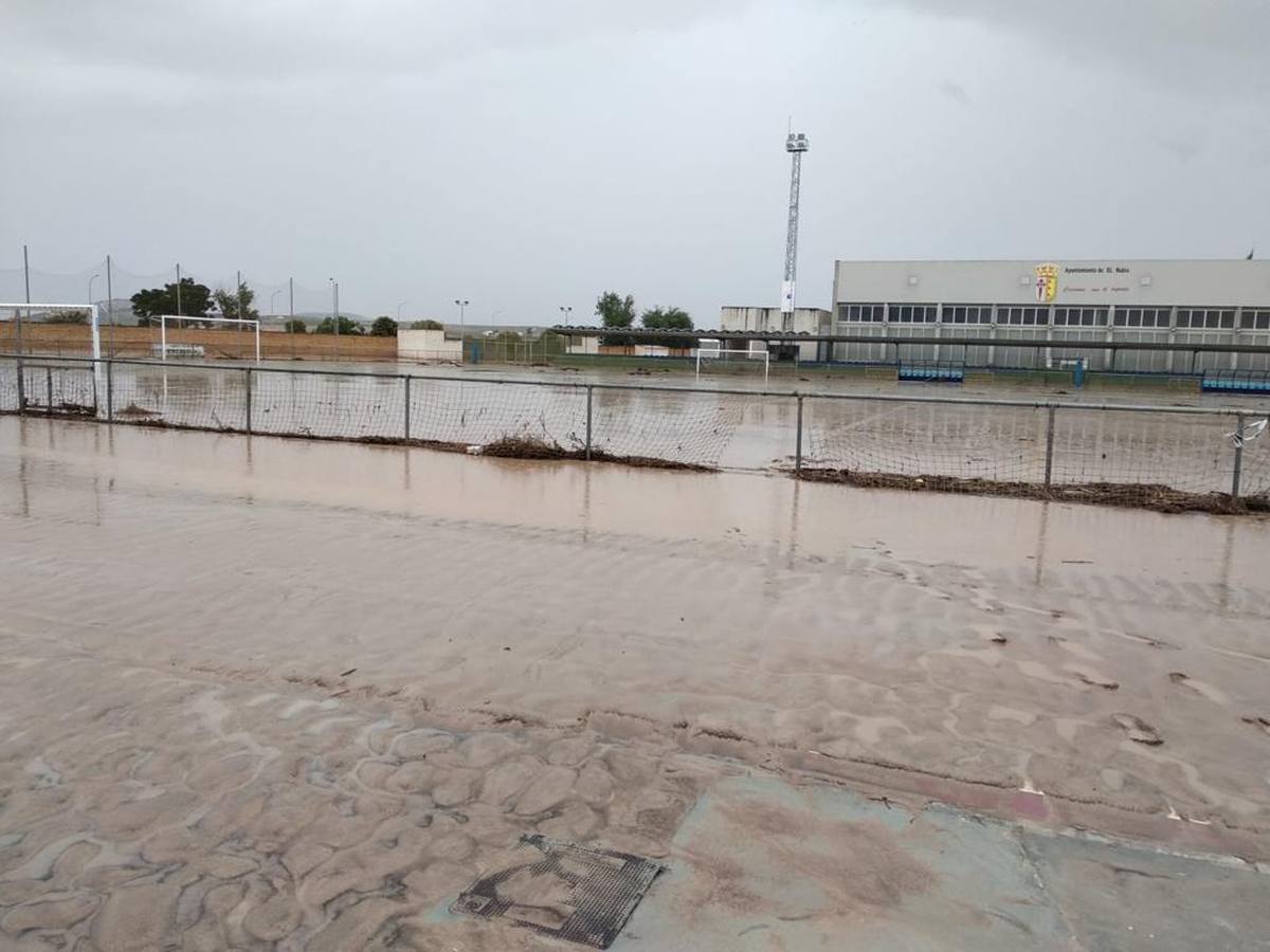 Anegaciones provocadas por las lluvias y el desbordamieto del río Blanco  ante las instalaciones deportivas de El Rubio