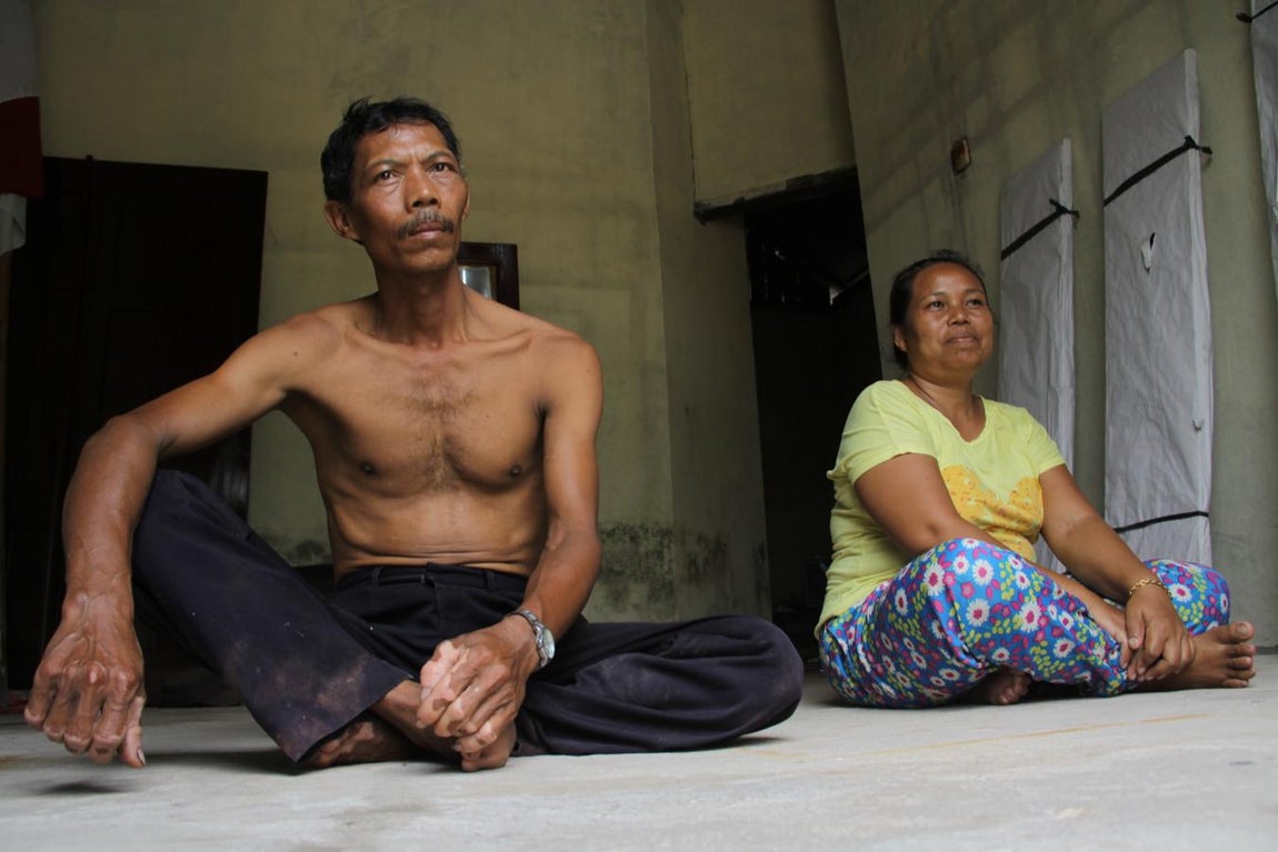 Procedentes de la isla de Java, el carpintero Hadi Priyanto y su esposa, Supri Ruwanti, han comprado dos hectáreas de terreno cerca del parque nacional de Tanjung Puting para plantar palmeras y venderle los racimos a las grandes firmas aceiteras.. 