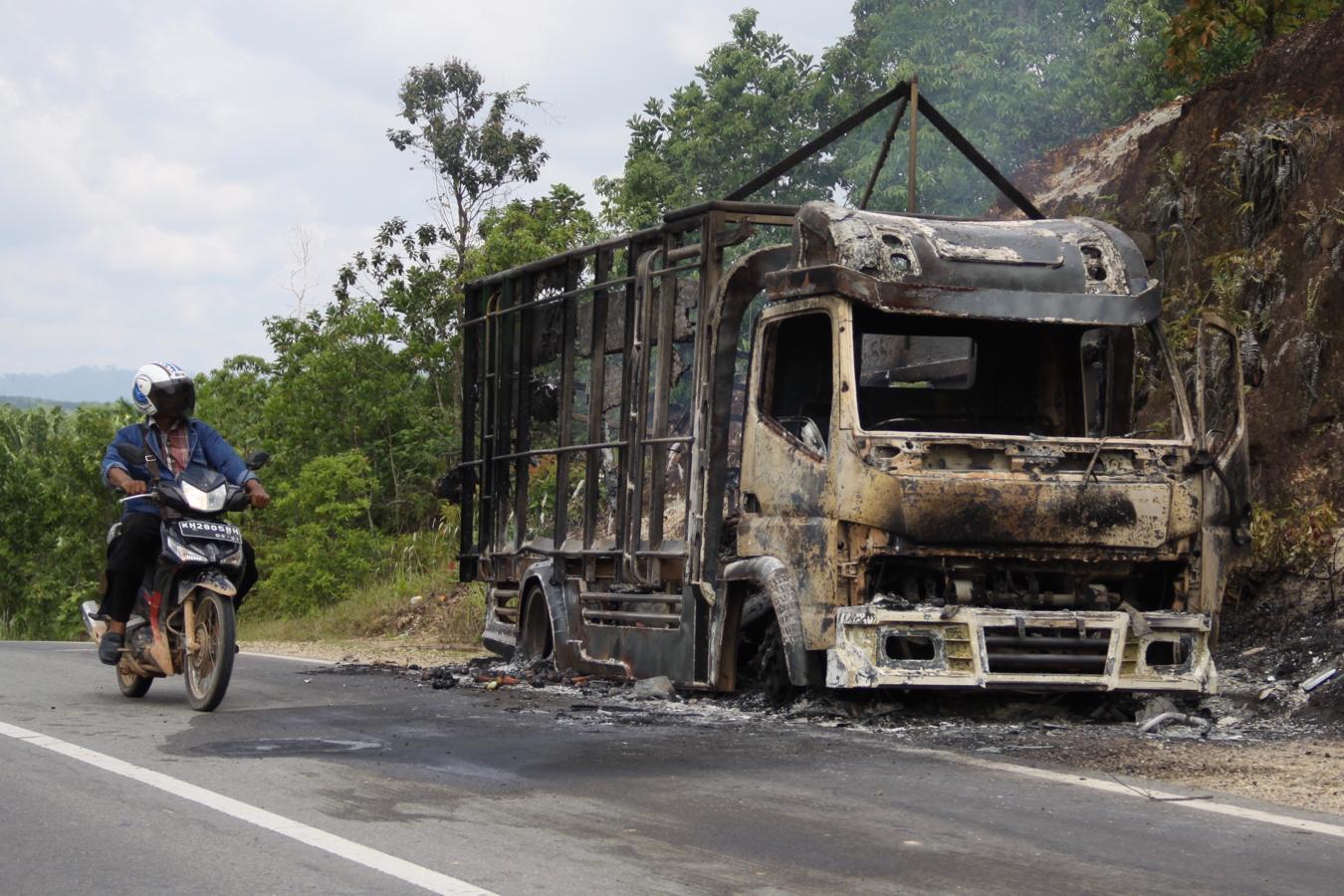Debido a la presión de la industria, los camiones que transportan racimos de dátiles circulan a toda velocidad y son frecuentes los accidentes, como los dos que vio ABC en un solo día en una carretera del corazón de Borneo.. 