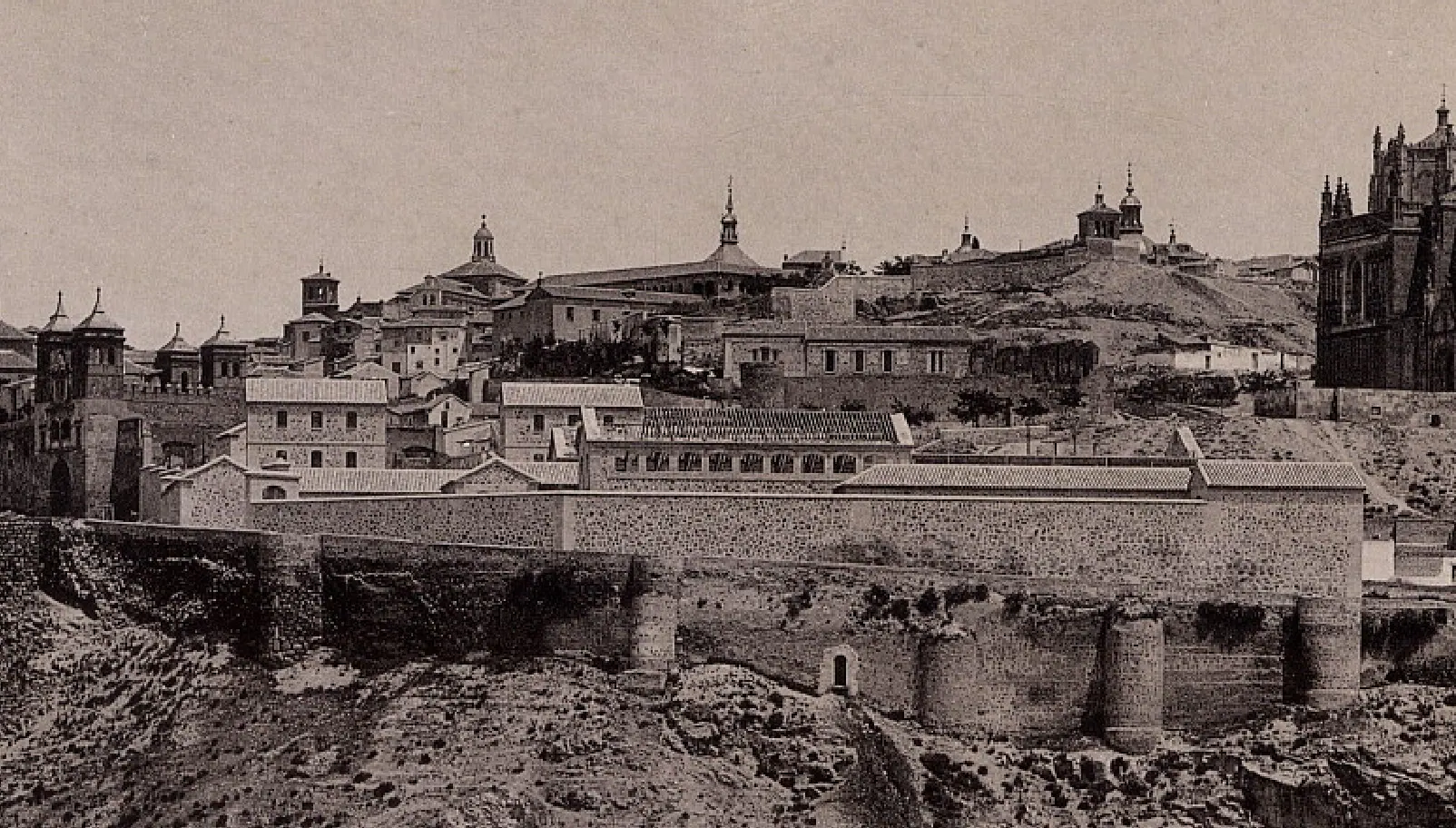 El Matadero en construcción hacia 1891 en una foto de Hauser y Menet. Archivo Municipal de Toledo. 