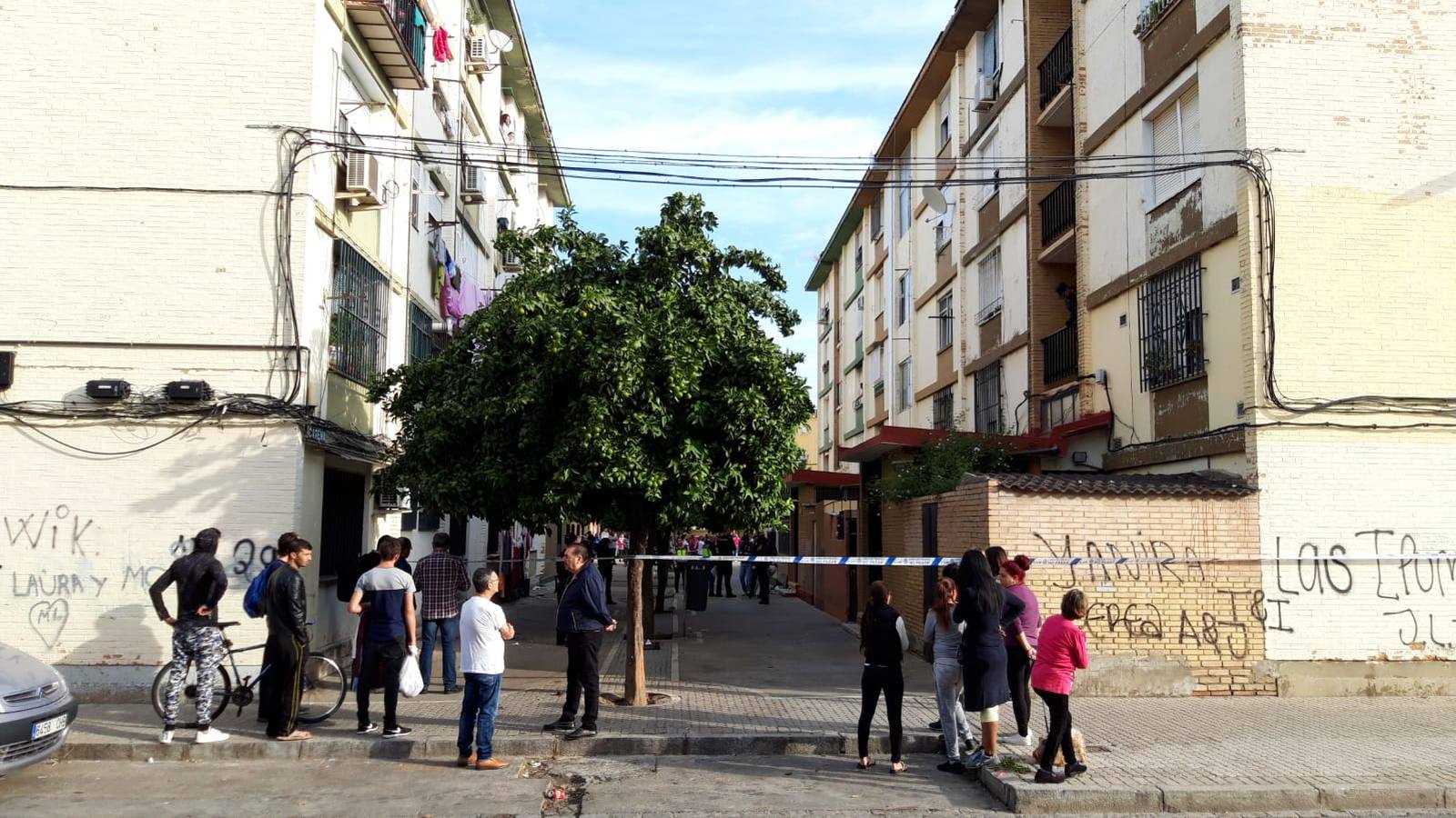 En imágenes, una mujer muere apuñalada en Los Pajaritos de Sevilla