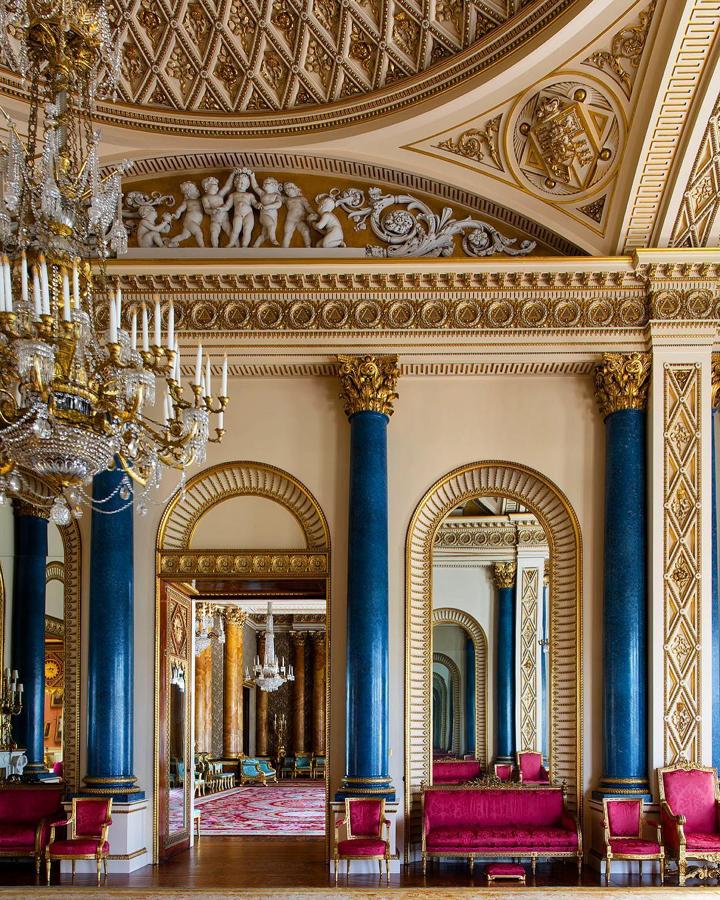Sala azul. El palacio alberga extraordinarios tesoros de valor incalculable. Desde lujosas piezas de decoración a objetos de valor histórico y colecciones de arte
