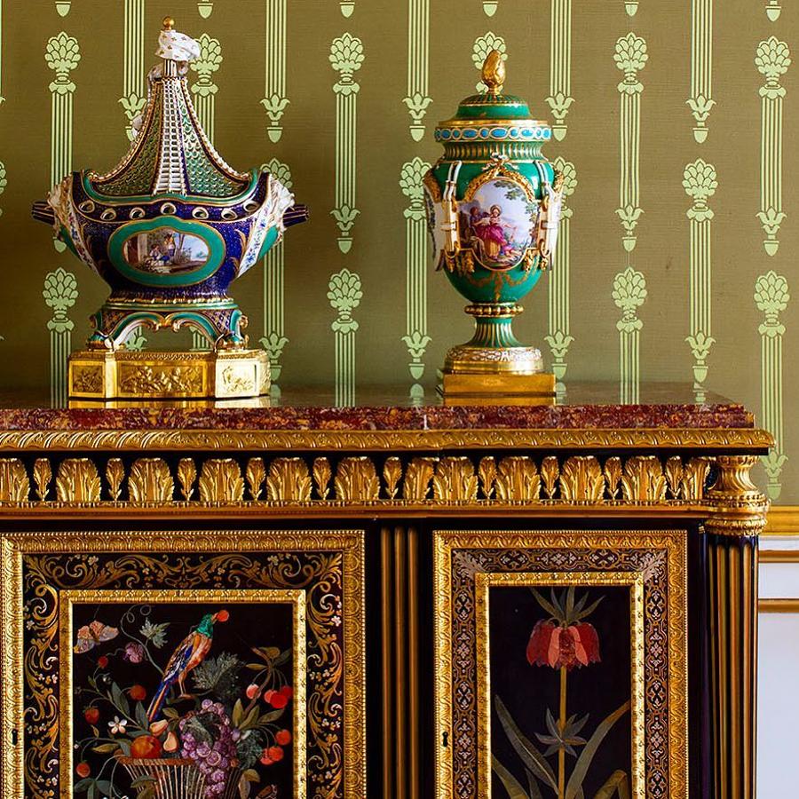 A todo color. Los muebles, hechos a medida ajustándose a siglos de modas, recuerdos y obsequios, guardan patrones y trazos comunes para conseguir coherencia