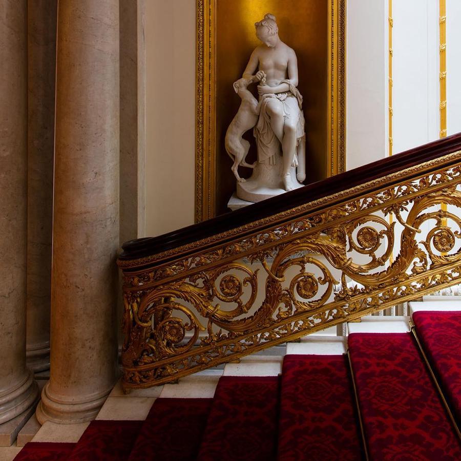 Inspiración Renacentista. Las estancias se inspiraban en el Renacimiento, de ahí sus colores brillantes. Al parecer fue Eduardo VII quien encaló la mayoría de las estancias para dar al lugar un aspecto mas sobrio