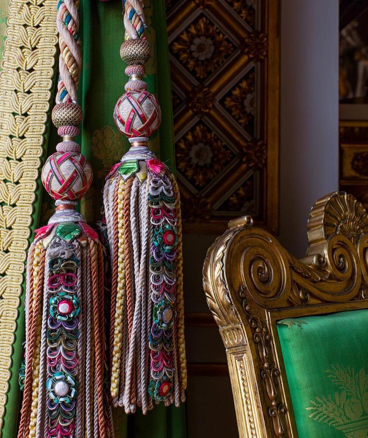 La mesa de los grandes. En la sala azul se encuentra también «la mesa de los grandes de la antigüedad», un mueble concebido para Napoleón que Luis XVIII le regaló a JorgeV