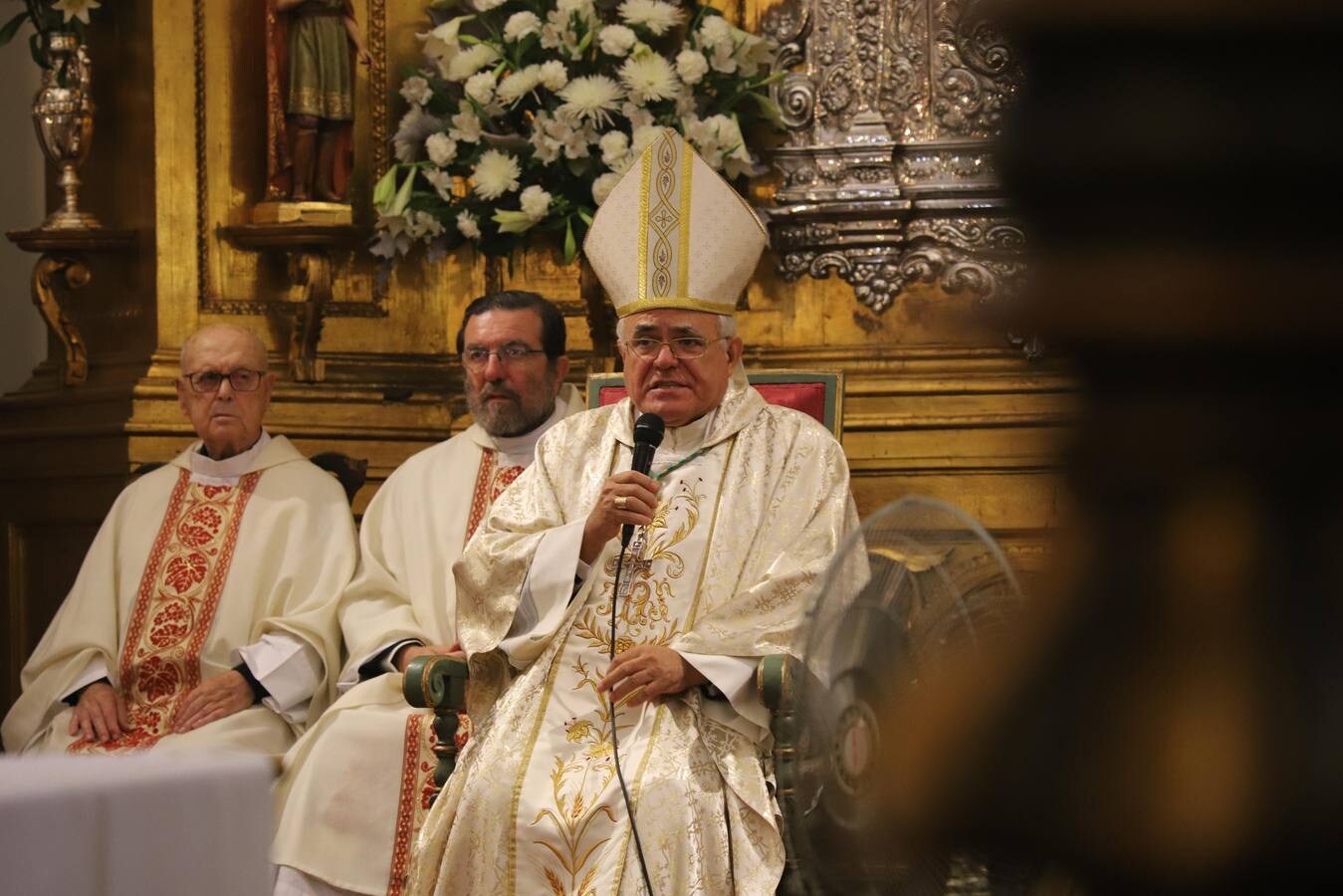 La misa del obispo de Córdoba ante San Rafael, en imágenes