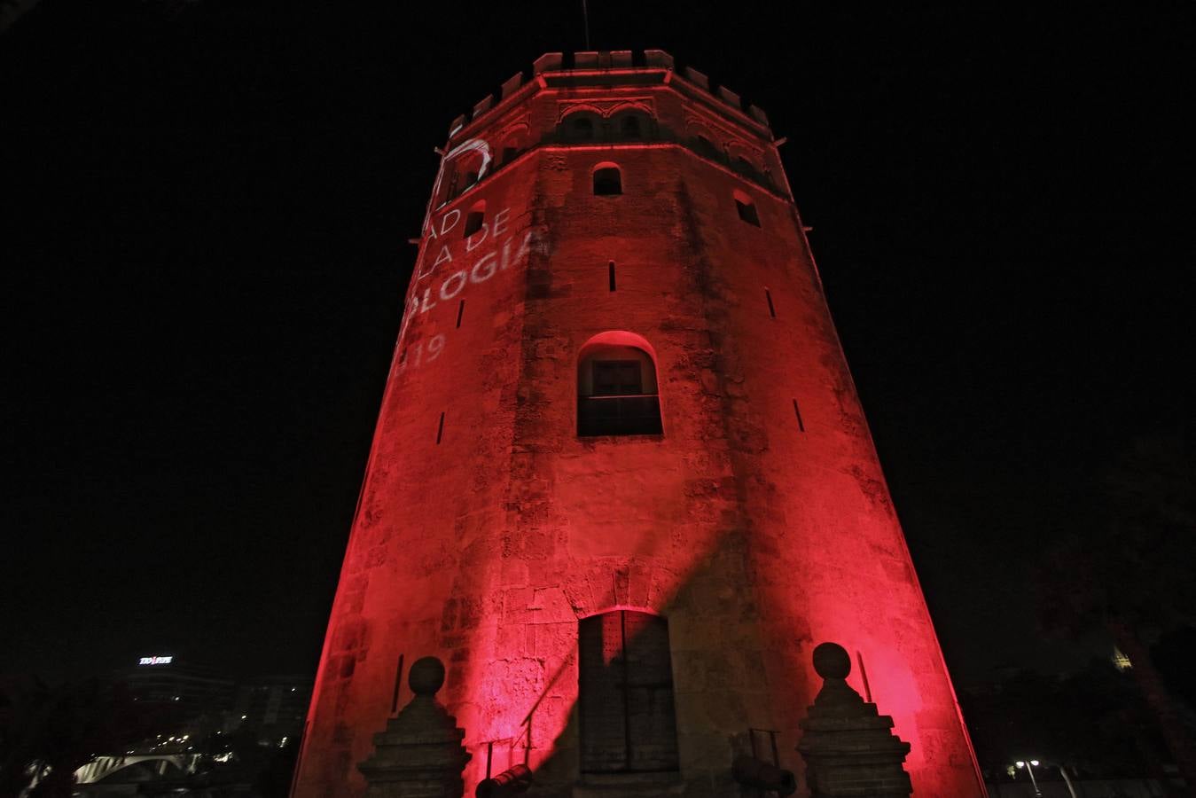 ¿Por qué la Torre del Oro se tiñe de rojo?