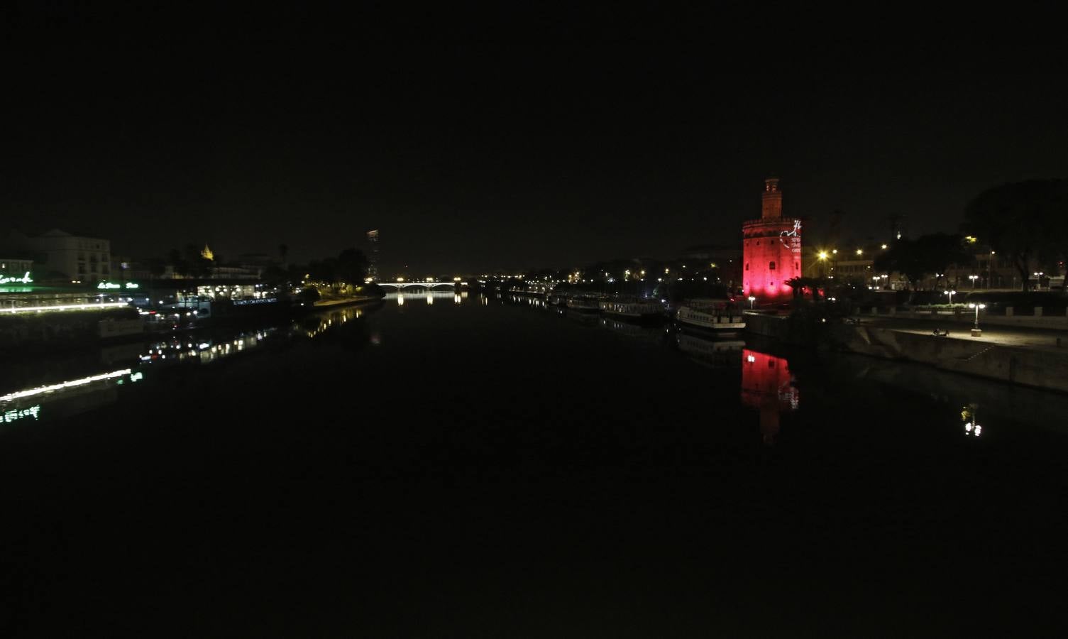 ¿Por qué la Torre del Oro se tiñe de rojo?